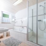 Gartenblick - Bad mit Wanne und Dusche
